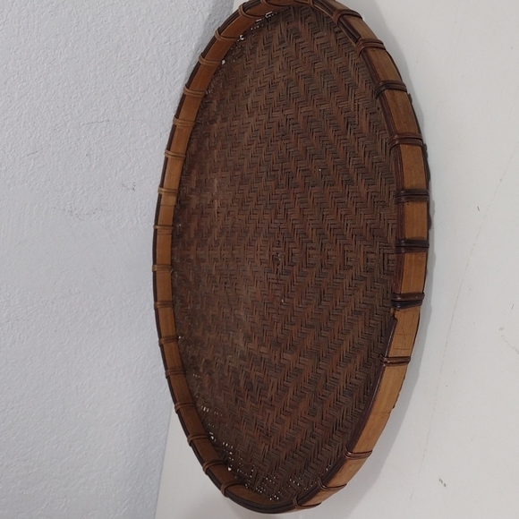 vintage hand woven flat basket with small tight weaves - Picture 7 of 9